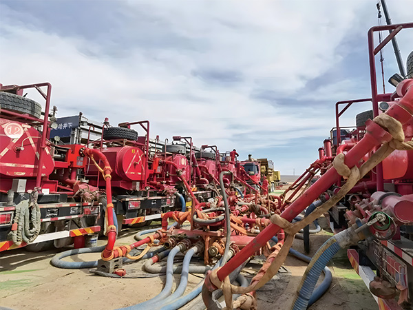 吐哈油田石頭縫壓(yā)出效益油(圖1) 吐哈油田石頭縫壓出效益油(圖1)